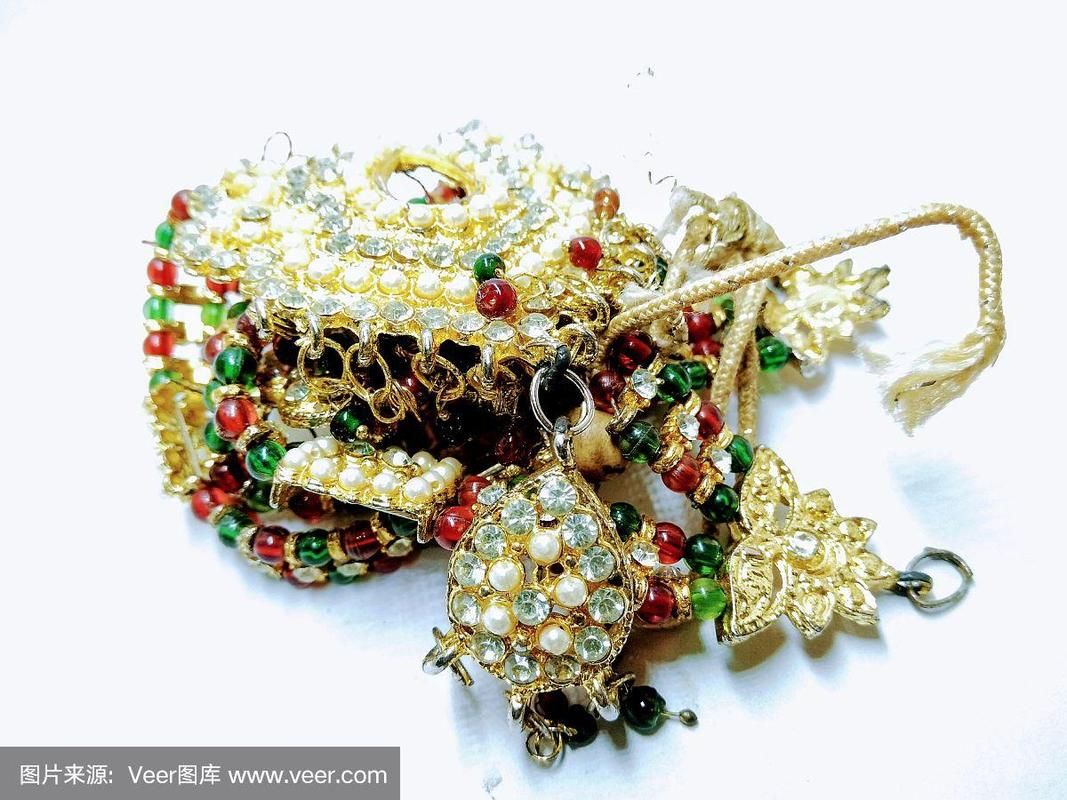 在白色背景上孤立的黄金首饰图片